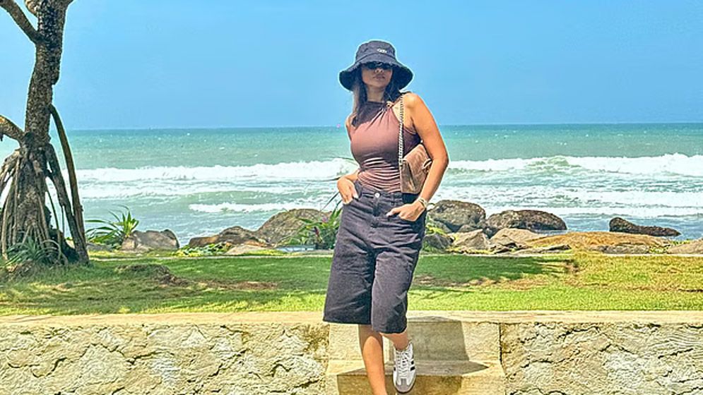 শ্রীলংকায় সমুদ্র সৈকতে কী করছেন অভিনেত্রী টয়া!