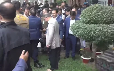 জুতা খুলে দেশের মাটি স্পর্শ করলেন তারেক রহমান