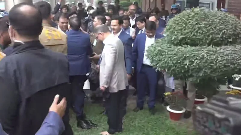 জুতা খুলে দেশের মাটি স্পর্শ করলেন তারেক রহমান