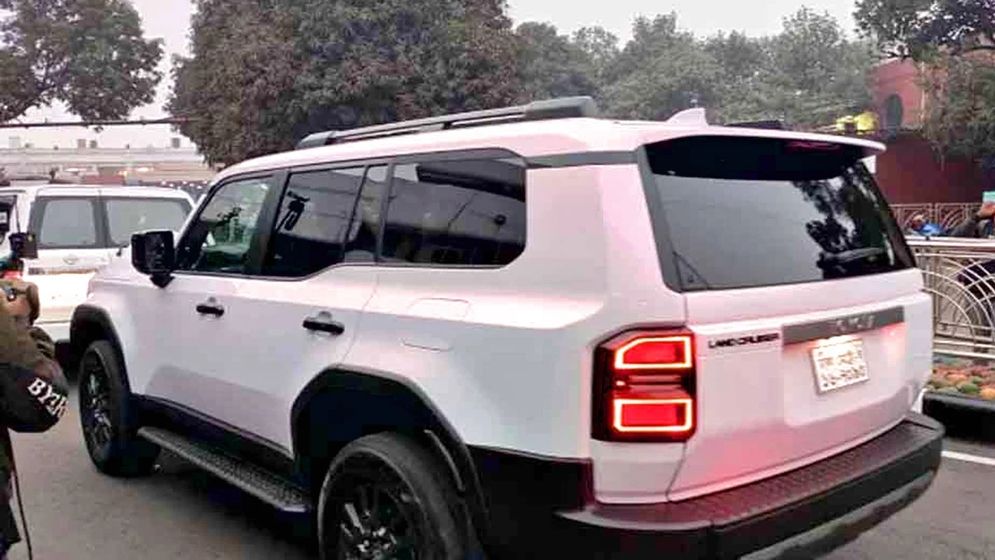 বিমানবন্দরে পৌঁছেছে তারেক রহমানের জন্য বুলেটপ্রুফ গাড়ি