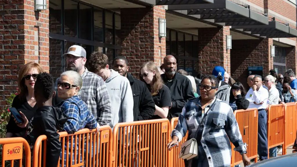 ‘আর্লি ব্যালটে’ জর্জিয়ায় রেকর্ড ভোট, আটলান্টায় প্রচারে ব্যস্ত ট্রাম্প