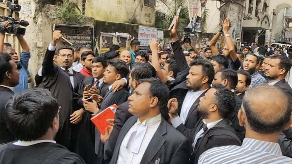 ঢাকায় সিএমএম আদালতে আওয়ামীপন্থি আইনজীবীদের বিক্ষোভ