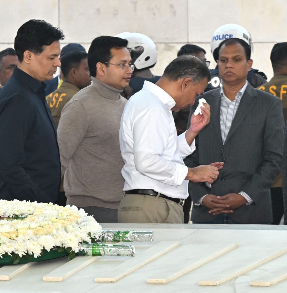 বাবার কবর জিয়ারত শেষে কাঁদলেন তারেক রহমান