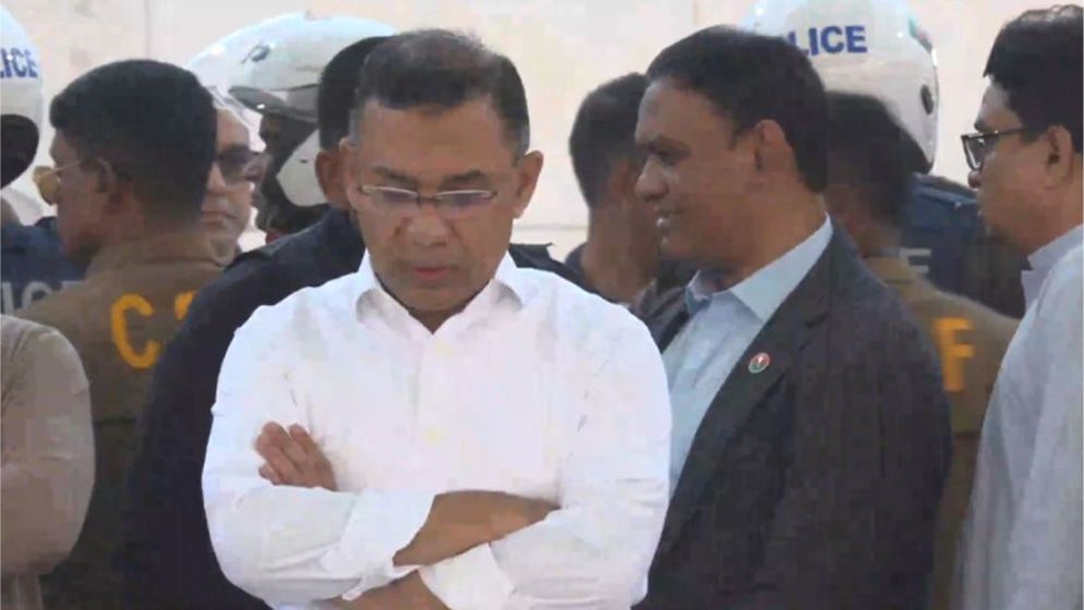 বাবার কবরের পাশে একান্তে দাঁড়ালেন তারেক রহমান