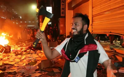 প্রথম আলো–ডেইলি স্টারে হামলা, কুড়াল হাতে উল্লাস করা সেই যুবকসহ গ্রেপ্তার ১০