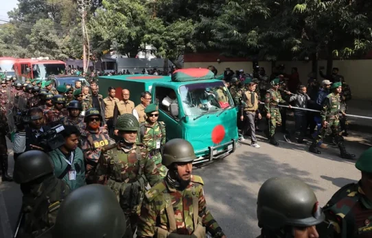 খালেদা জিয়ার মরদেহ মানিক মিয়া অ্যাভিনিউয়ের দিকে নেওয়া হচ্ছে