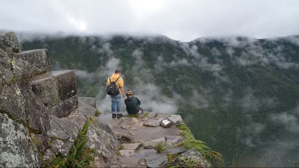 সেলফি তুলতে গিয়ে ১৩০ ফুট খাদে পর্যটক